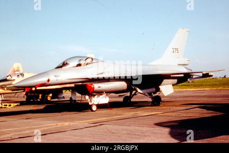 Luftforsvaret - General Dynamics F-16A Fighting Falcon 275 (msn 6K-04), vom 332 SKV auf der RAF Greenham Common, am 27. Juni 1981, für die internationale Luftforsvaret - Royal Norwegian Air Force. Stockfoto