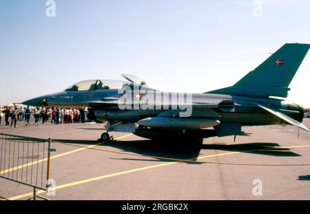 Flyvevabnet - General Dynamics F-16BM Fighting Falcon ET-615 (msn 6G-12), von 730Esk, auf der RAF Abingdon Battle of Britain Ausstellung, September 1990. (Flyvevabnet - Royal Danish Air Force). Stockfoto