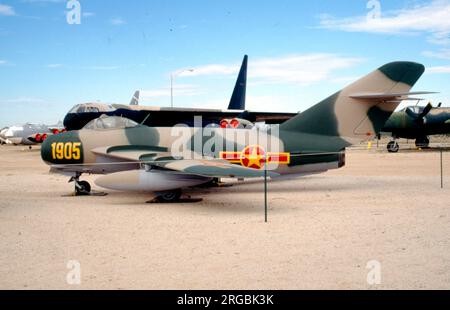 PZL-Mielec Lim-5R '1905' (msn 1C-19-05), ein ehemaliges Beispiel der polnischen Luftwaffe, wird im Pima Air & Space Museum, Tucson, Arizona, in den falschen Farben der nordvietnamesischen Luftwaffe ausgestellt. (Der Lim-5R war die MiG-17R Mikoyan-Gurevich, die in Polen lizenziert wurde) Stockfoto