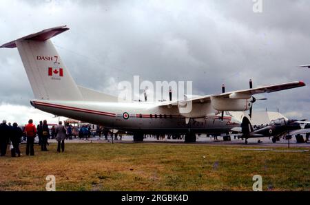 Kanadische Streitkräfte - de Havilland Canada CC-132 Dash 7 132002 (msn 012), vom 412. Geschwader, am 8. Juli 1984 in Middle Wallop. Stockfoto