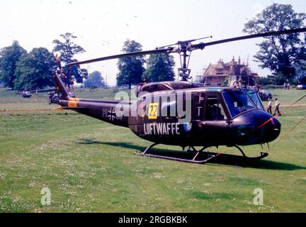 Luftwaffe - Dornier-Bell UH-1D 71+57 (msn 8217), von Hubschraubertransportgeschwader 64, in Castle Ashby für die 5. Hubschrauberweltmeisterschaft am 26. Juni 1986, mit der Wettbewerbsnummer „22“. (Hinweis: Das D ist für Deutschland und steht nicht im Zusammenhang mit der US Army UH-1D). Stockfoto