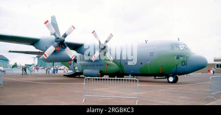 Royal New Zealand Air Force - Lockheed C-130H Hercules NZ7004 (msn 382-4312, ex 68-8218), auf der RAF Fairford im Juli 1994 für das Royal International Air Tattoo. Stockfoto