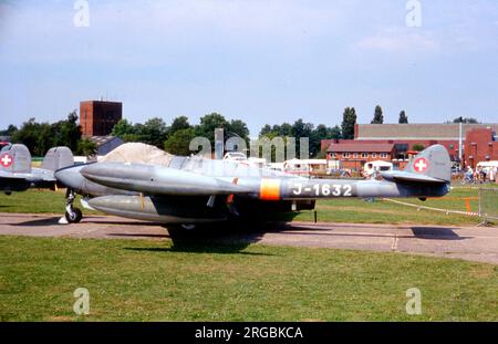 De Havilland DH.112 Venom FB.50 G-VNOM / J-1632 (msn 842), ehemals Swiss Air Force bei der Cranfield PFA Rally am 7. Juli 1984. Stockfoto