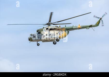 Tschechische Luftwaffe - Militärhubschrauber Mil Mi-171Sh mit Lackierung anlässlich des 60. Jahrestags des ersten Fluges des Mi-8. Stockfoto