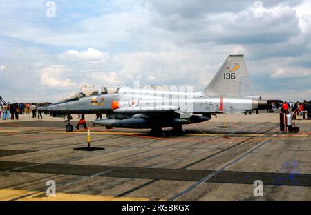 Luftforsvaret - Canadair NF-5B Freedom Fighter 136 (msn N.9014) vom 338 SKV, RAF Upper Heyford am 18. Juli 1981. (Luftforsvaret - Royal Norwegian Air Force). Stockfoto