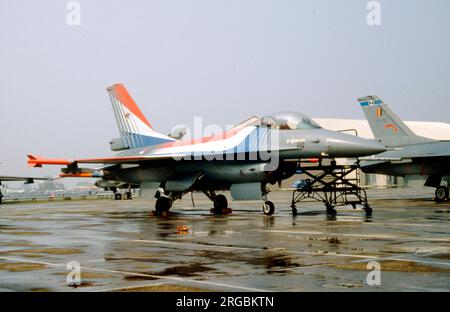 Koninklijke Luchtmacht - General Dynamics F-16A Fighting Falcon J-251 (msn 6D-40) of 313 Squadron, auf der RAF Fairford im Juli 1994 für die Royal International Air Tattoo. (Koninklijke Luchtmacht - Royal Netherlands Air Force). Stockfoto