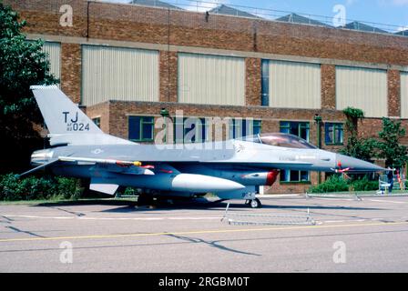 United States Air Force (USAF) - General Dynamics F-16A Block 10 Fighting Falcon 82-1024 (msn 6i-617, Basiscode „TJ“), treffen sich am 2. August 1986 auf der RAF Waddington Tactical Fighter. Stockfoto