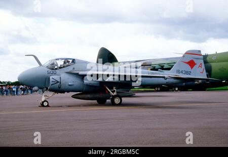 United States Navy (USN) - Grumman A-6E Eindringling 164382 (msn i-722, Basiscode 'AJ', Rufzeichen '500') von VA-36, auf der USS Theodore Roosevelt, RAF Fairford, am 24. Juli 1993. Stockfoto