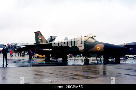 United States Air Force (USAF) - General Dynamics F-111d 68-0122 (msn A6-37, Basiscode „CC“), am 31. Mai 1980 bei der RAF Greenham Common für die internationale Lufttätowierung. Stockfoto