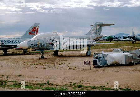 United States Air Force (USAF) - McDonnell F-101B-100-MC Voodoo 57-0436 (msn 614) in der „Celebrity Row“, auf dem Luftwaffenstützpunkt Davis-Monthan zur Lagerung und Entsorgung, neben dem Air Cushion Equipment Transporter geparkt. Stockfoto