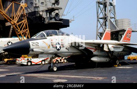 United States Navy (USN) - Grumman F-14A Tomcat, von VF-142, rangierte auf dem Deck der USS John F. Kennedy. Stockfoto