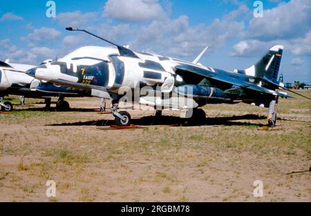 United States Marine Corps - Hawker Siddeley Av-8C Harrier, am Luftwaffenstützpunkt Davis-Monthan zur Lagerung und Entsorgung. Stockfoto