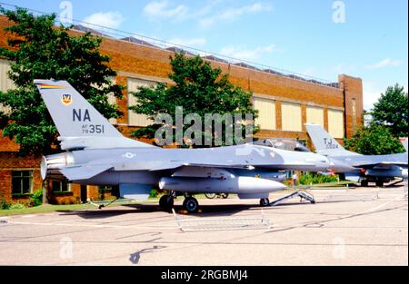United States Air Force (USAF) - General Dynamics F-16A Block 10 Fighting Falcon 79-0351 (msn 6i-136, Basiscode „NA“), treffen sich am 2. August 1986 auf der RAF Waddington Tactical Fighter. Stockfoto