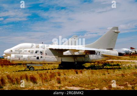 United States Navy (USN) - Ling-Temco-Vought A-7B-2-CV Corsair II 154451 (MSN B-91) am Luftwaffenstützpunkt Davis-Monthan zur Lagerung und Entsorgung. Stockfoto