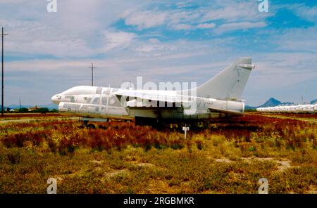 United States Navy (USN) - Ling-Temco-Vought A-7B-3-CV Corsair II 154498 (MSN B-138) am Luftwaffenstützpunkt Davis-Monthan zur Lagerung und Entsorgung. Stockfoto