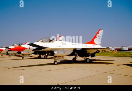 United States Air Force (USAF) - General Dynamics F-16A Fighting Falcon 'Thunderbird 2', vom Thunderbirds-Aerobatikteam. Stockfoto