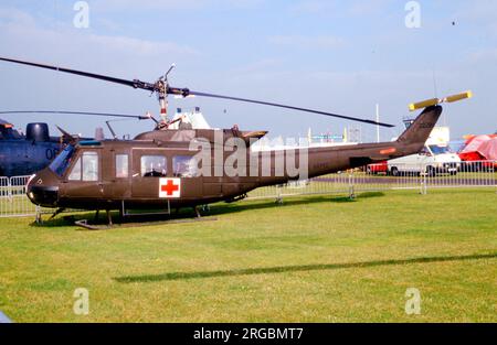 United States Army - Bell UH-1V iroquois 74-22299 (MSN 13623), of 63 Medical Detachment, at Middle Wallop am 13. Juli 1986. Stockfoto