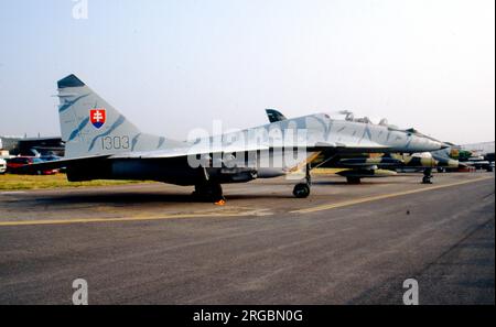 Slowakische Luftwaffe - Mikoyan-Gurevich MiG-29UB 1303 (msn N50903028113), vom 1. Geschwader, 31. Luftwaffenflügel, am 30. Juli 1994 in RAF Fairford für die Royal International Air Tattoo. Stockfoto