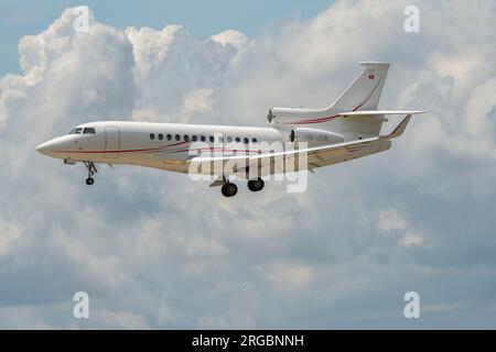 Zürich, Schweiz, 13. Juli 2023 HB-JOB Dessault Falcon 7X Flugzeug landet auf Landebahn 14 Stockfoto