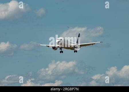 Zürich, Schweiz, 13. Juli 2023 D-AIQS Lufthansa Airbus A320-211 landet auf Landebahn 14 Stockfoto