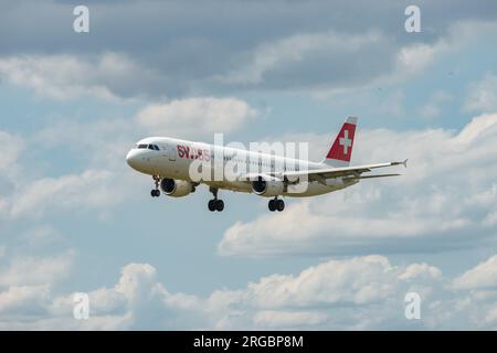 Zürich, Schweiz, 13. Juli 2023 HB-IOM Swiss International Airlines Airbus A321-212 landet auf Landebahn 14 Stockfoto