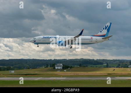 Zürich, Schweiz, 13. Juli 2023 TC-SPP Sun Express Boeing 737-8mA landet auf Landebahn 14 Stockfoto