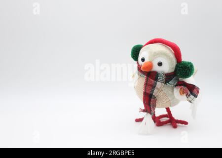 Vogelfigur, lauschende Musik und ein weihnachtlicher Schal Stockfoto