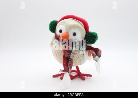 Vogelfigur, lauschende Musik und ein weihnachtlicher Schal Stockfoto