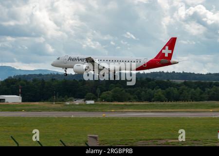 Zürich, Schweiz, 13. Juli 2023 Flugzeug HB-AZC Helvetic Airway Embraer E190-E2 landet auf Landebahn 14 Stockfoto