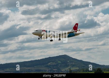 Zürich, Schweiz, 13. Juli 2023 HB-JOS Chair Airlines Airbus A320-214 landet auf Landebahn 14 Stockfoto