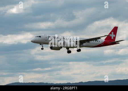 Zürich, Schweiz, 13. Juli 2023 Flugzeug HB-AZC Helvetic Airway Embraer E190-E2 landet auf Landebahn 14 Stockfoto