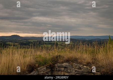 Blick in der Nähe von Schloss Lansperk in der Nähe von Usti nad Orlici, an einem im Sommer bewölkten Abend Stockfoto