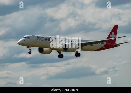 Zürich, Schweiz, 13. Juli 2023 Flugzeug HB-AZJ Helvetic Airways Embraer E195-E2 landet auf Landebahn 14 Stockfoto