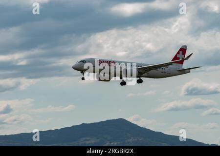 Zürich, Schweiz, 13. Juli 2023 HB-JCK Swiss International Airlines Bombardier CS-300 oder Airbus A220 landen auf Landebahn 14 Stockfoto