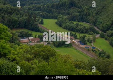 Blick in der Nähe von Schloss Lansperk in der Nähe von Usti nad Orlici, an einem im Sommer bewölkten Abend Stockfoto