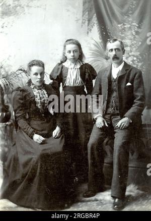 Eine dreiköpfige Familiengruppe auf einem Schrankfoto Stockfoto