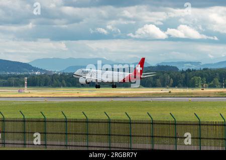 Zürich, Schweiz, 13. Juli 2023 Flugzeug HB-AZD Helvetic Airways Embraer E190-E2 landet auf Landebahn 14 Stockfoto