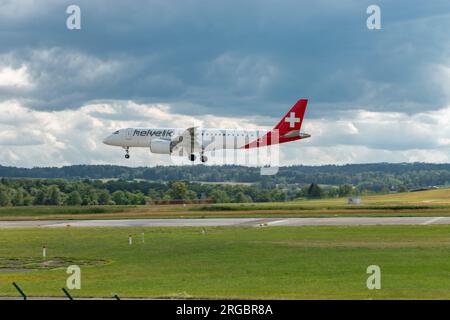 Zürich, Schweiz, 13. Juli 2023 Flugzeug HB-AZD Helvetic Airways Embraer E190-E2 landet auf Landebahn 14 Stockfoto