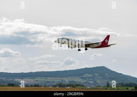 Zürich, Schweiz, 13. Juli 2023 HB-JVP Helvetic Airways Embraer E190-LR Flugzeug landet auf Landebahn 14 Stockfoto