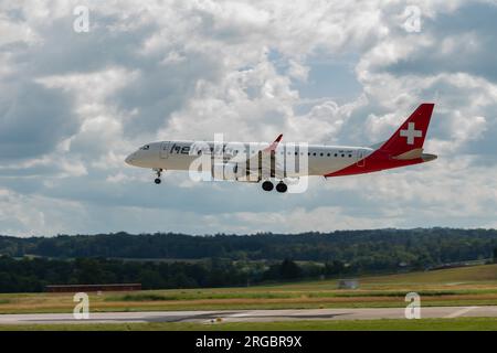 Zürich, Schweiz, 13. Juli 2023 HB-JVP Helvetic Airways Embraer E190-LR Flugzeug landet auf Landebahn 14 Stockfoto