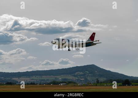 Zürich, Schweiz, 13. Juli 2023 HB-JOJ Chair Airlines Airbus A319-112 landet auf Landebahn 14 Stockfoto
