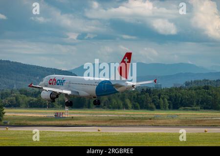 Zürich, Schweiz, 13. Juli 2023 HB-JOJ Chair Airlines Airbus A319-112 landet auf Landebahn 14 Stockfoto
