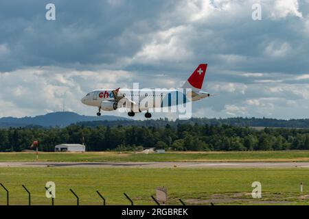 Zürich, Schweiz, 13. Juli 2023 HB-JOJ Chair Airlines Airbus A319-112 landet auf Landebahn 14 Stockfoto