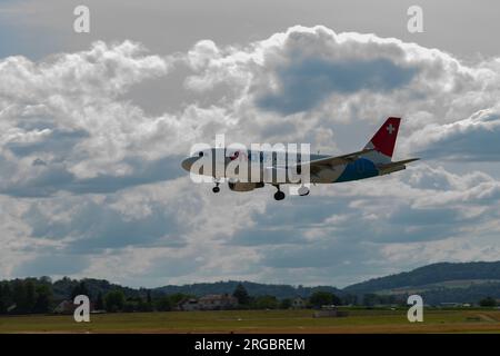 Zürich, Schweiz, 13. Juli 2023 HB-JOJ Chair Airlines Airbus A319-112 landet auf Landebahn 14 Stockfoto