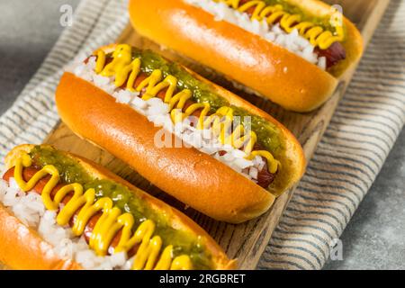 Gegrillter Hot Dog mit SenfRelish und Zwiebeln Stockfoto