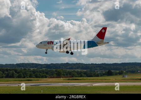 Zürich, Schweiz, 13. Juli 2023 HB-JOJ Chair Airlines Airbus A319-112 landet auf Landebahn 14 Stockfoto