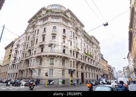 Mailand, Italien - März 30: Typische italienische Gebäude und Blick auf die Straße in Mailand, der Hauptstadt von Lombard, Region Italien. Stockfoto