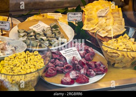 Mailand, Italien - 30. März 2022: Handgemachte Pasta auf dem Schaufenster eines italienischen Pastaliers in Mailand, Italien. Stockfoto