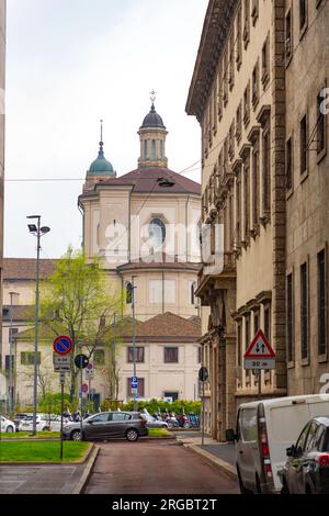 Mailand, Italien - März 30: Typische italienische Gebäude und Blick auf die Straße in Mailand, der Hauptstadt von Lombard, Region Italien. Stockfoto