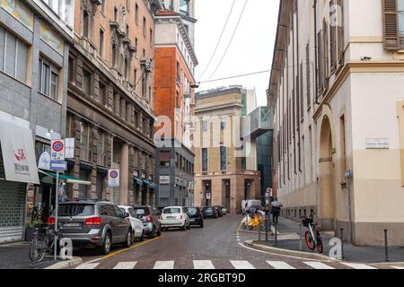 Mailand, Italien - März 30: Typische italienische Gebäude und Blick auf die Straße in Mailand, der Hauptstadt von Lombard, Region Italien. Stockfoto